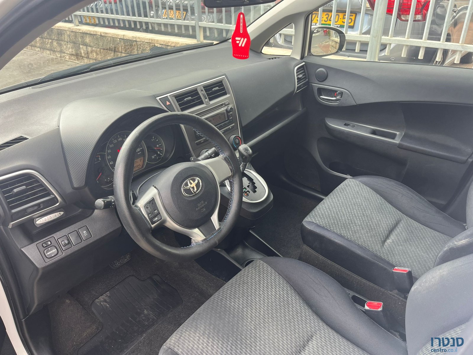 2011' Toyota Verso photo #2