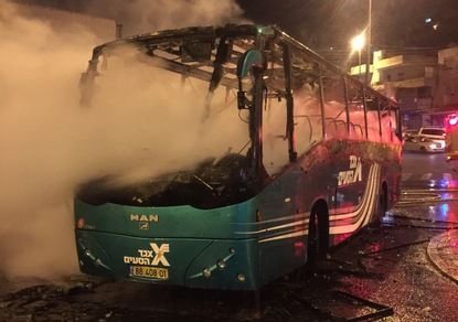 Каменно-бутылочный" террор: автобус полностью сгорел в Иерусалиме