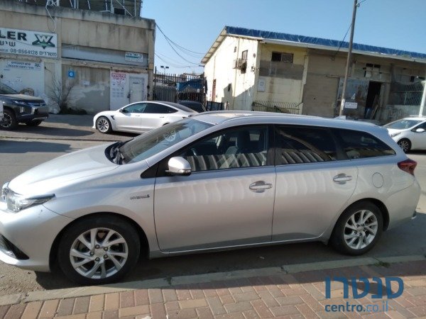 2011' Toyota Auris photo #1