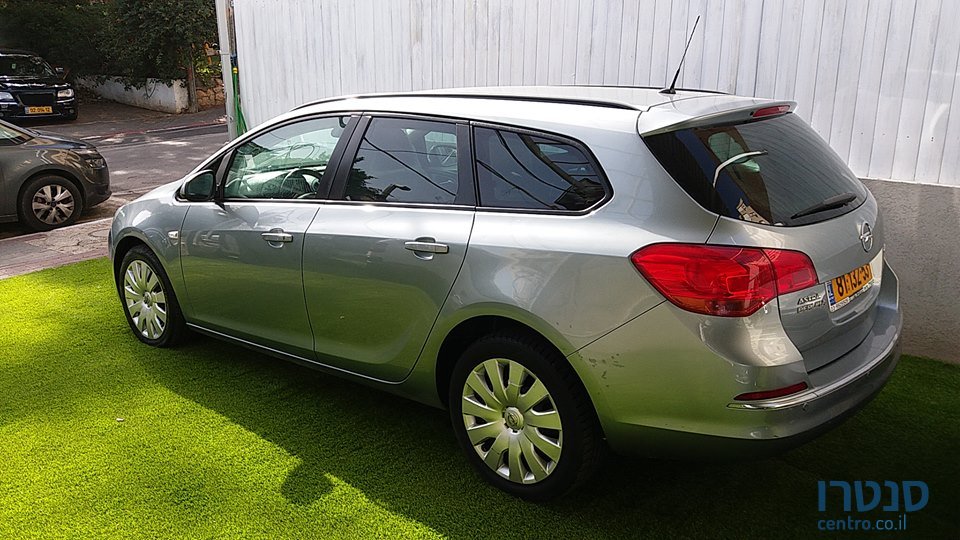 2014' Opel Astra photo #2