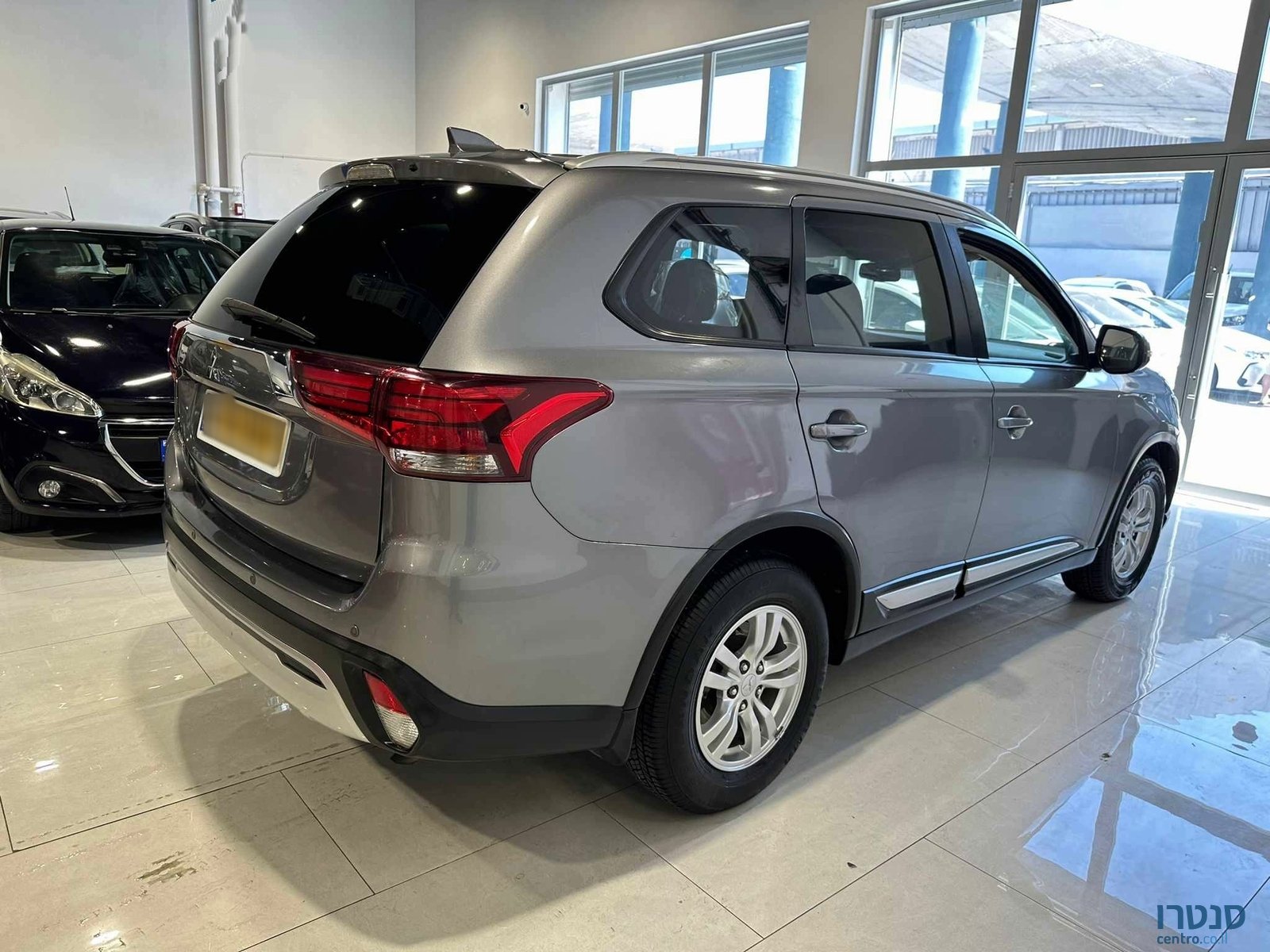 2020' Mitsubishi Outlander photo #3