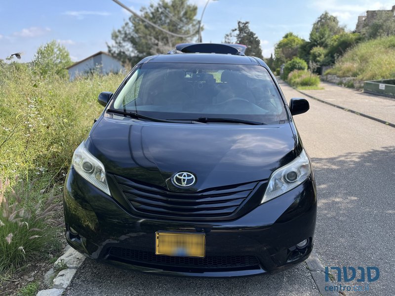 2013' Toyota Sienna LE photo #1