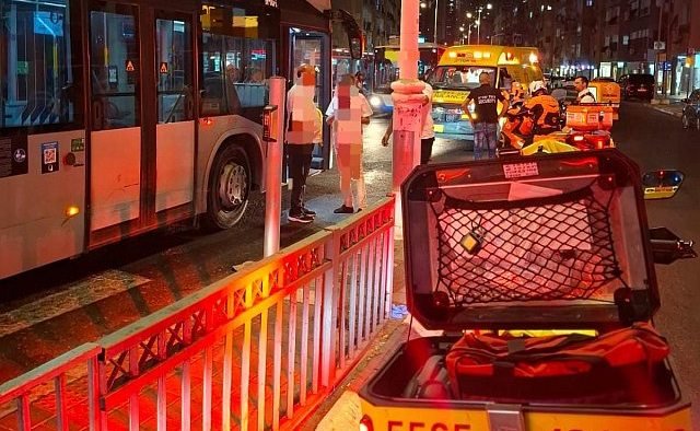 Автобус сбил пожилого пешехода в Бат-Яме, пострадавший умер в больнице
