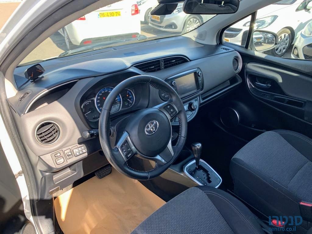 2017' Toyota Yaris photo #4