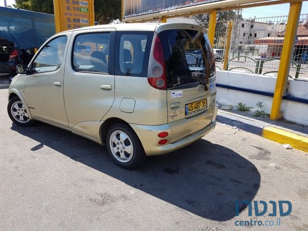 2002' Toyota Yaris Verso photo #2