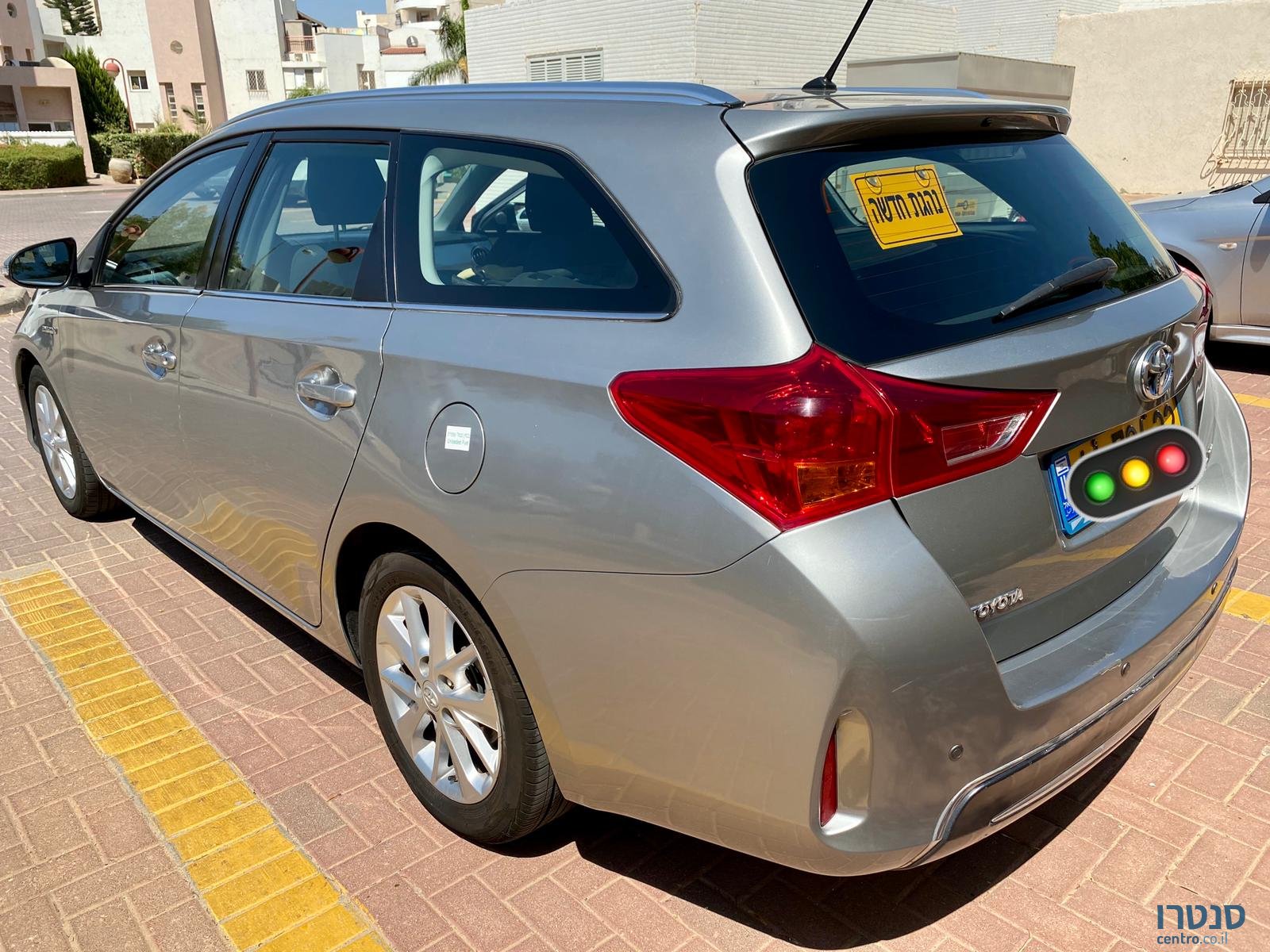 2015' Toyota Auris Hybrid photo #2