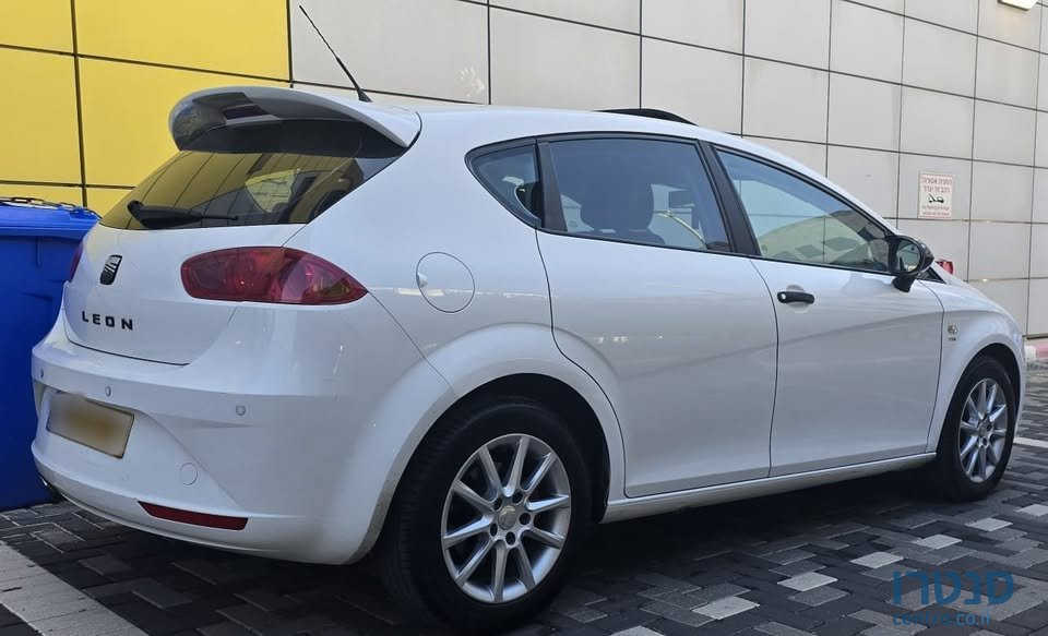 2011' SEAT Leon photo #4