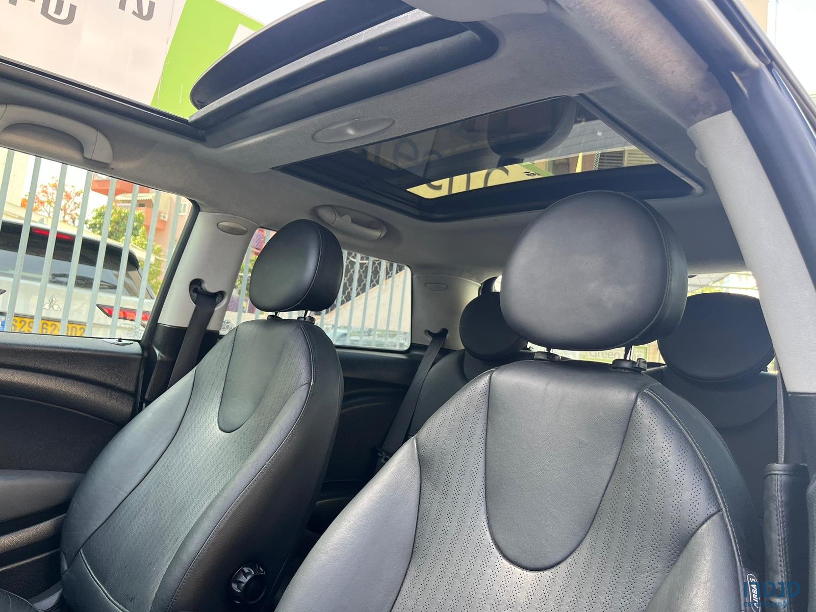 2011' MINI Cooper photo #4