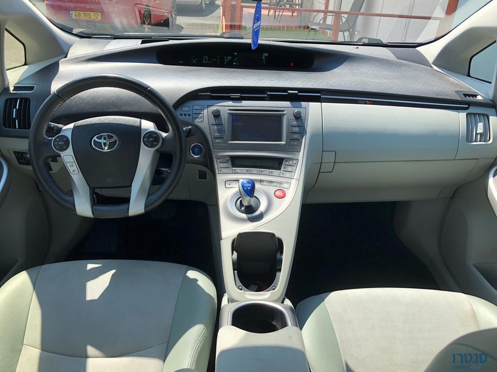 2014' Toyota Prius photo #3