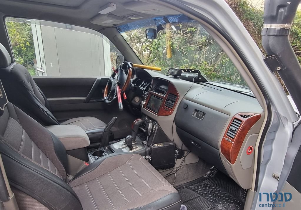 2004' Mitsubishi Pajero מיצובישי פג'רו photo #2