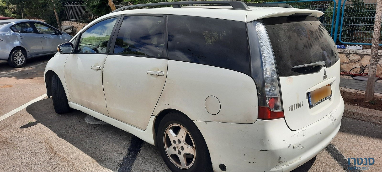 2005' Mitsubishi Grandis photo #3