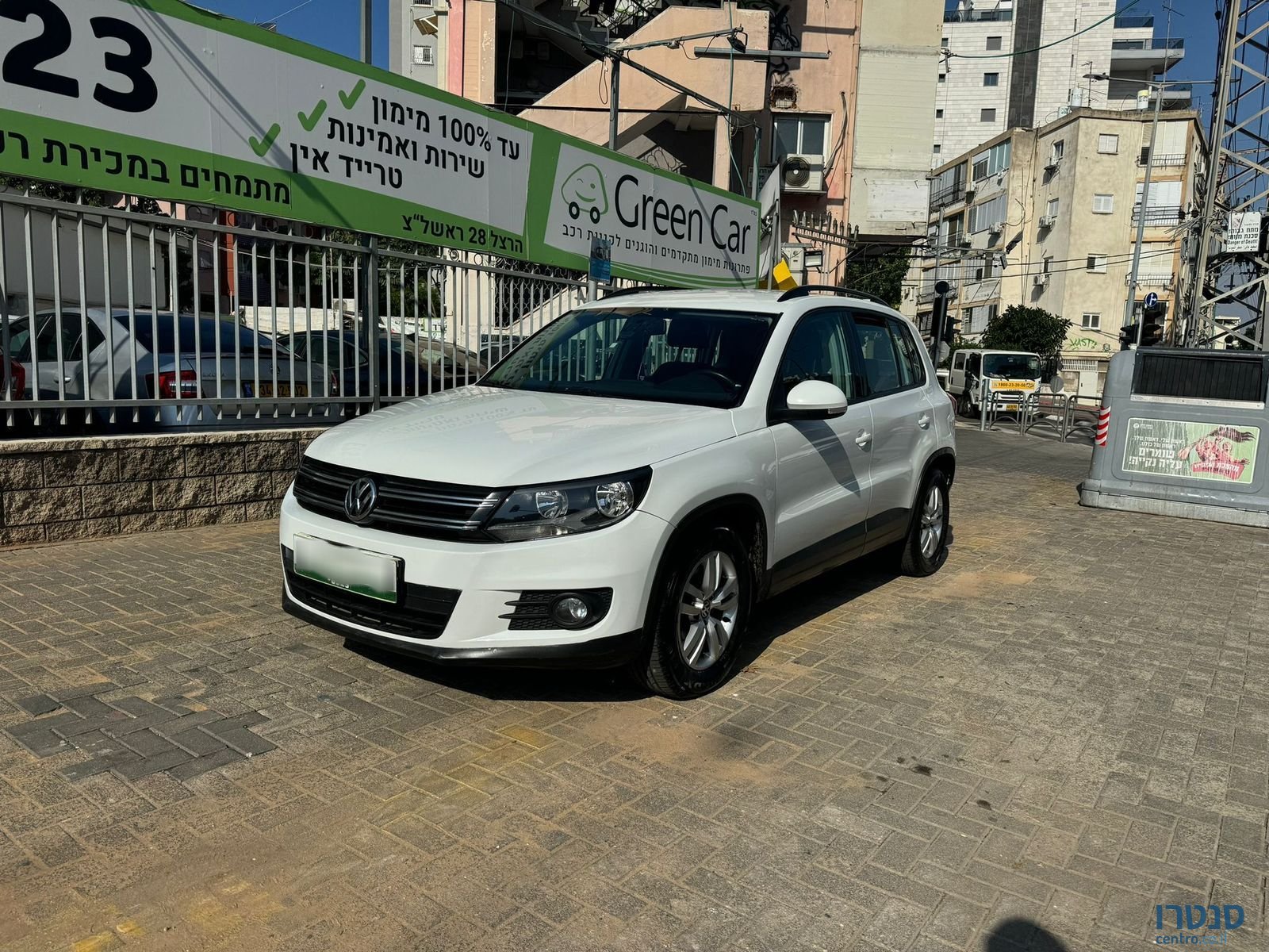 2015' Volkswagen Tiguan photo #2