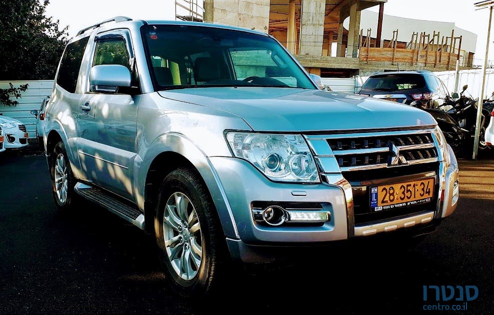 2015' Mitsubishi Pajero photo #2