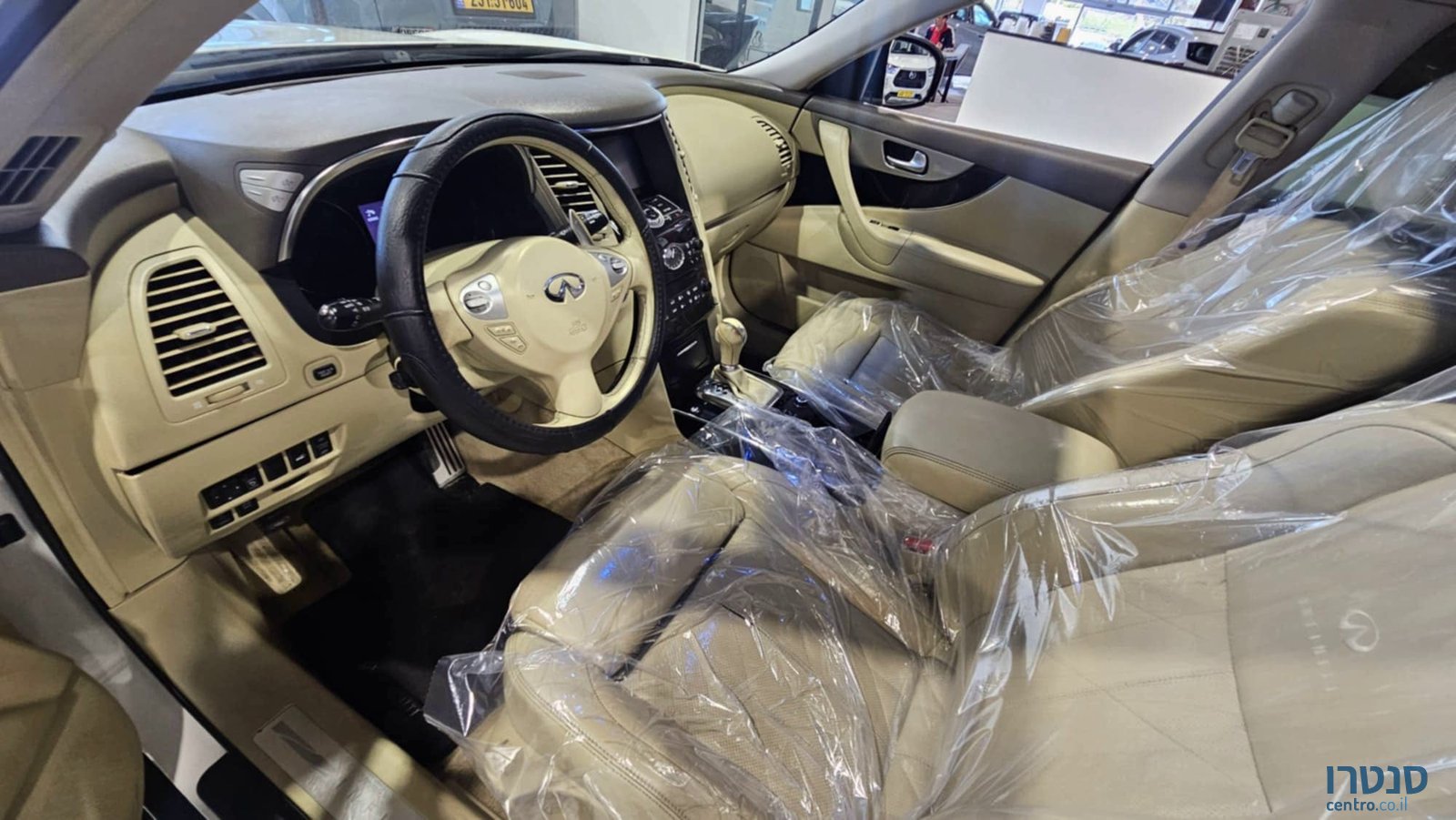 2015' Infiniti QX70 photo #7