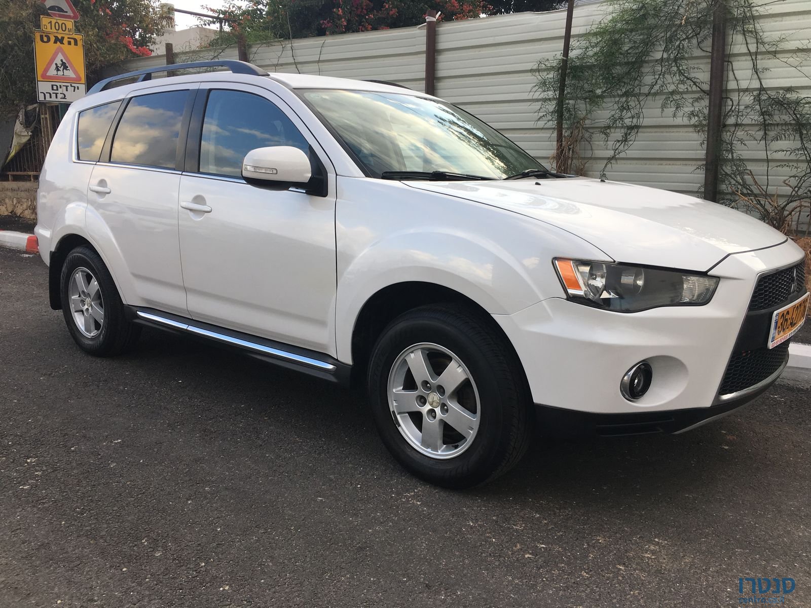 2011' Mitsubishi Outlander photo #1