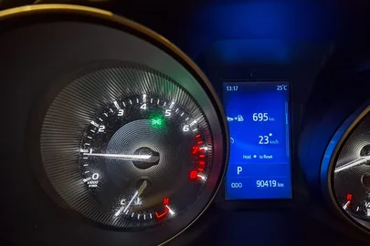 2016' Toyota Avensis טויוטה אונסיס