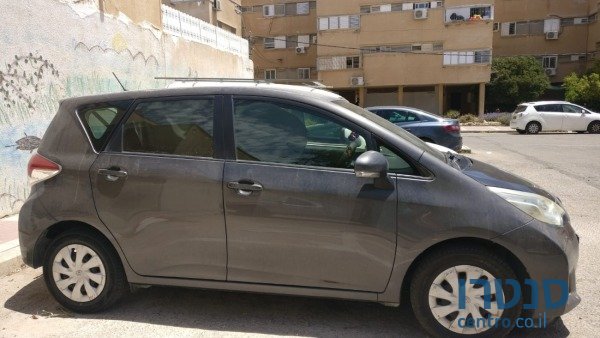 2015' Toyota Yaris Verso photo #1