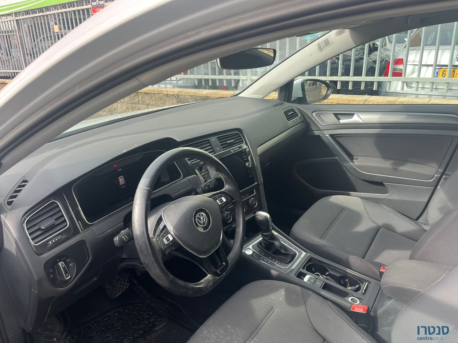 2019' Volkswagen Golf photo #2