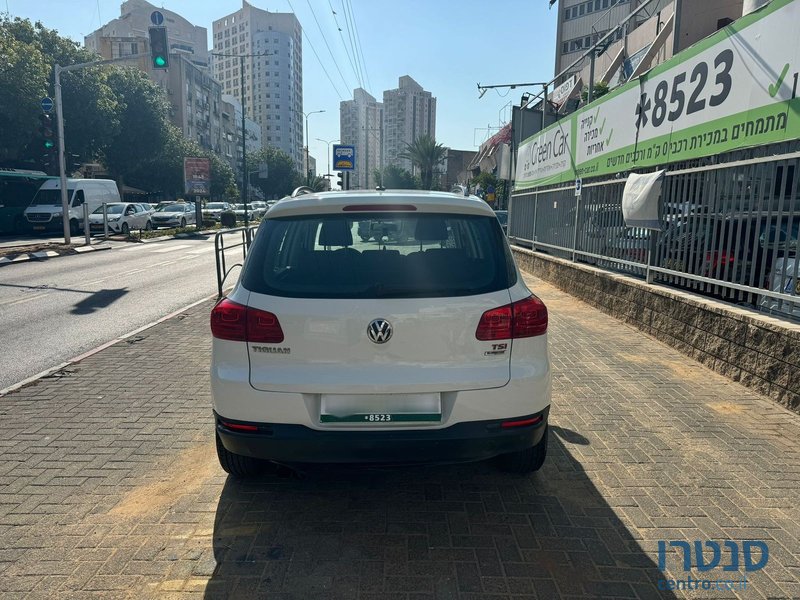 2015' Volkswagen Tiguan photo #5