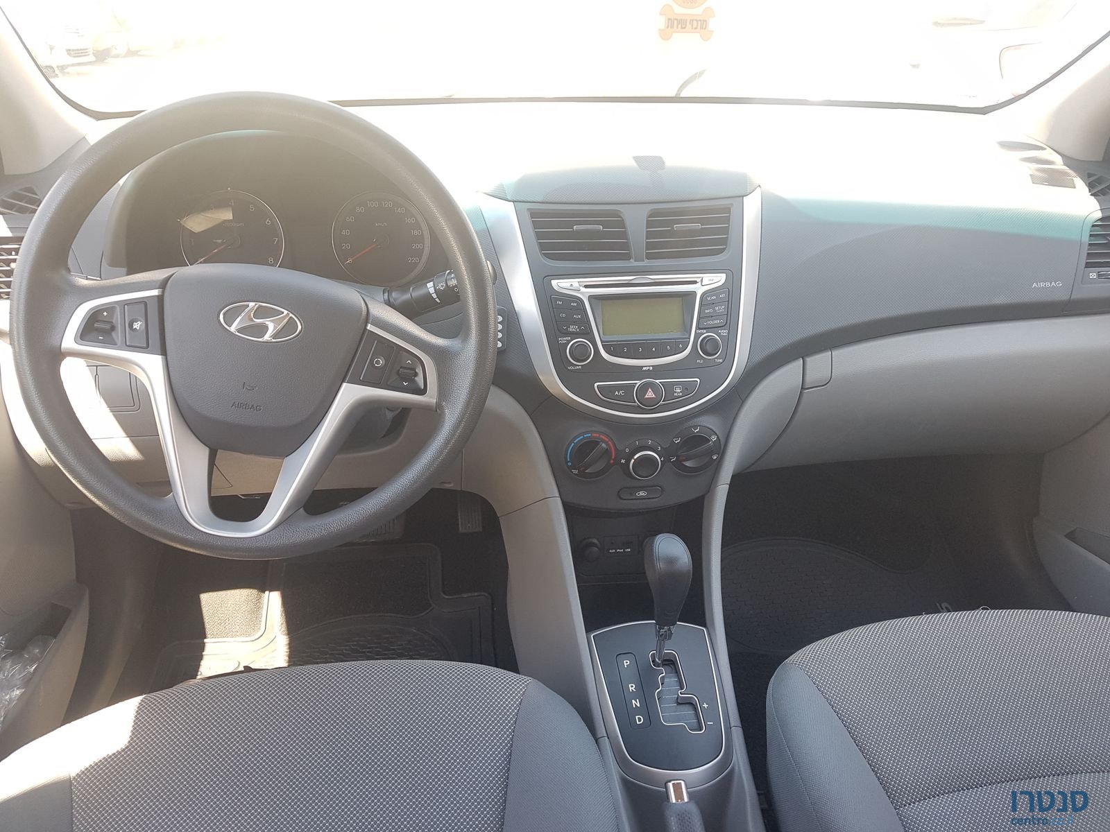 2013' Hyundai i25 photo #2