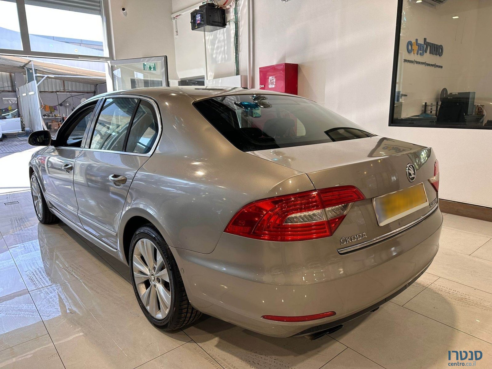 2013' Skoda Superb photo #4