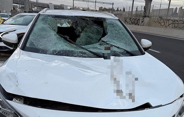 На 531-й трассе около Герцлии мужчина упал на автомобиль, 07.12.2025