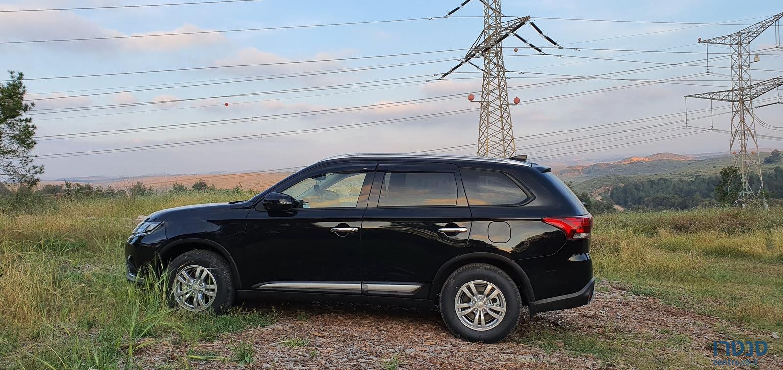 2020' Mitsubishi Outlander photo #1