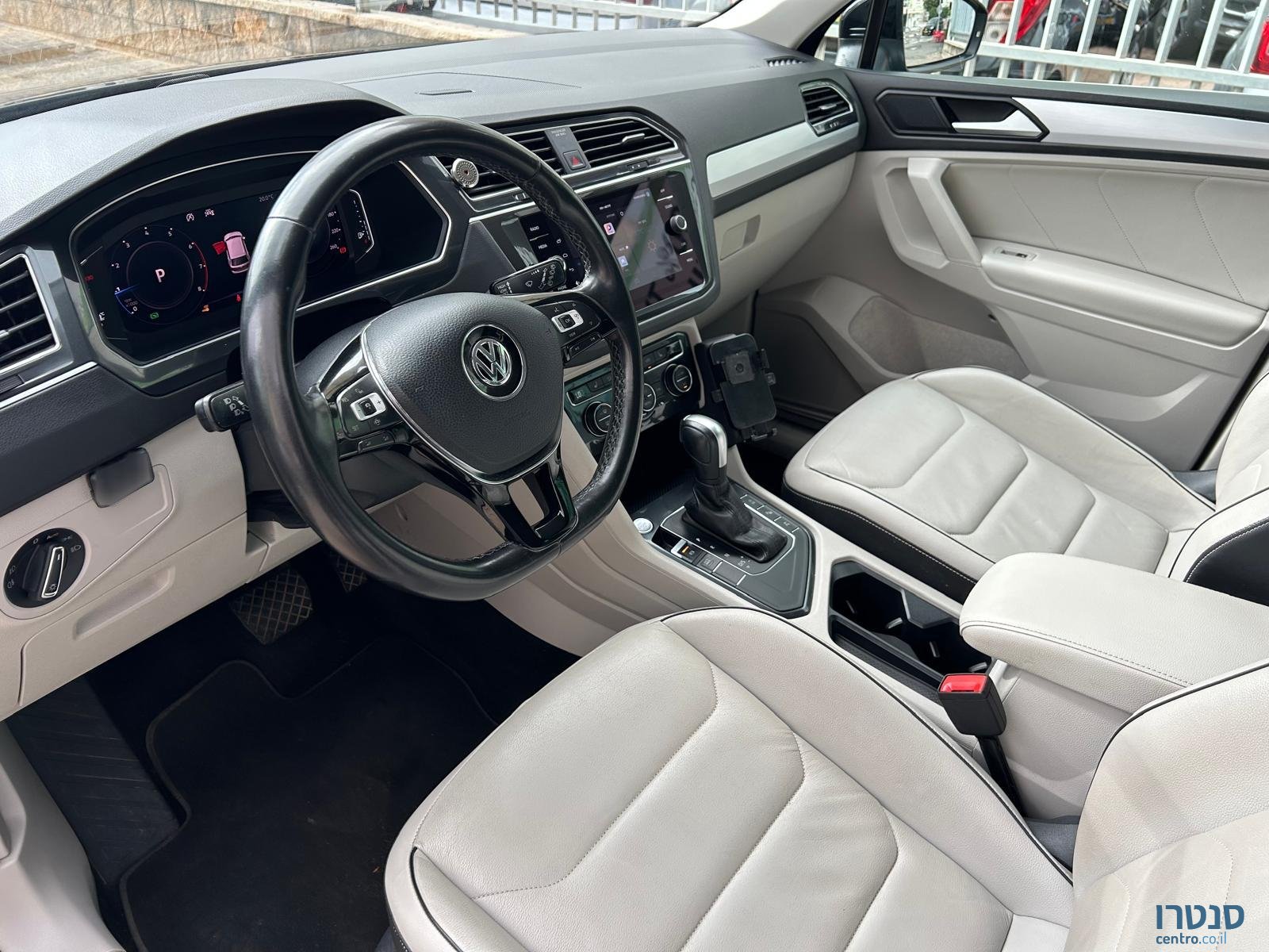 2020' Volkswagen Tiguan photo #4