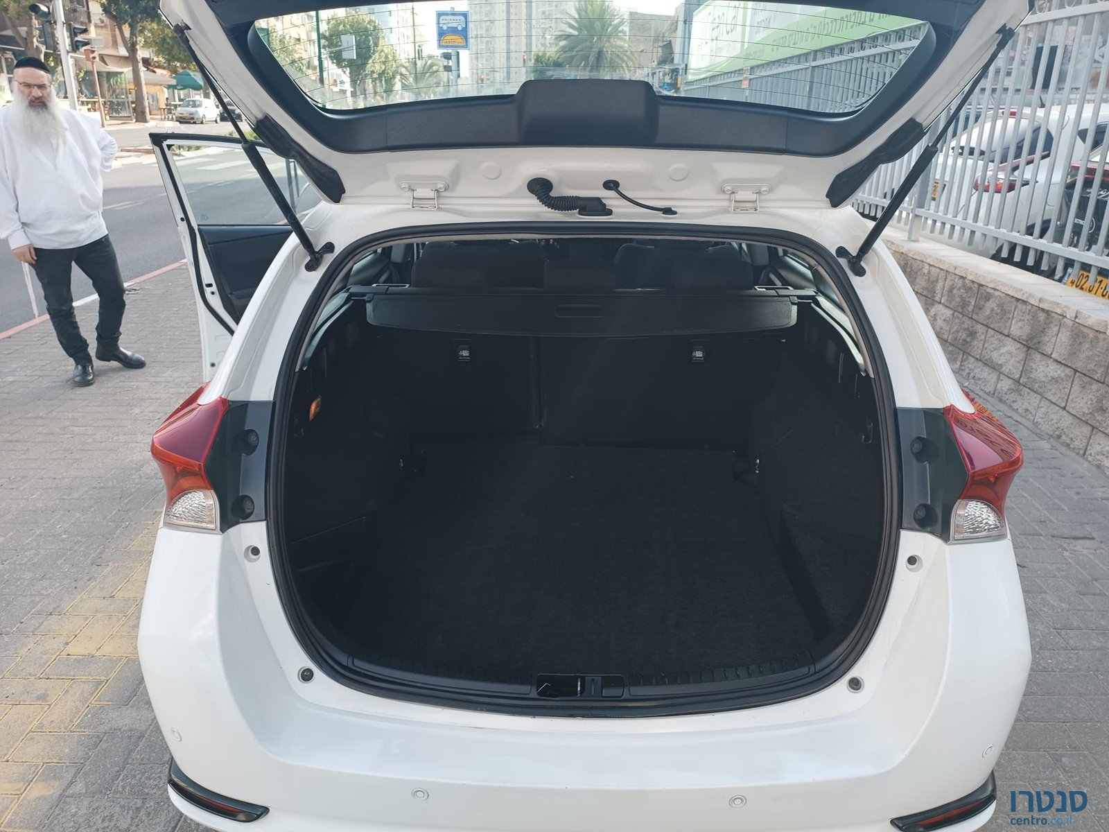 2016' Toyota Auris HIBRID photo #4