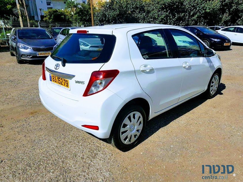 2013' Toyota Yaris photo #2