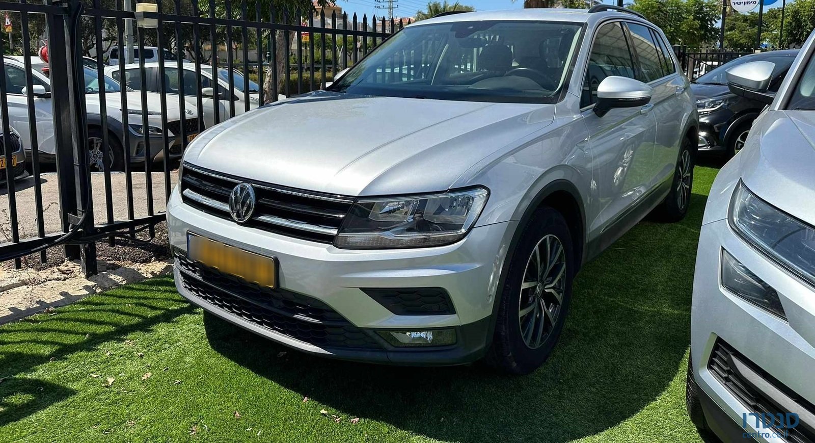 2020' Volkswagen Tiguan photo #1