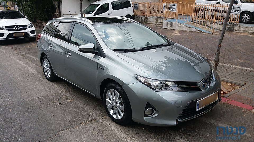 2015' Toyota Auris photo #2