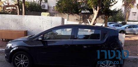 2014' Chevrolet Sonic האצ'בק photo #3