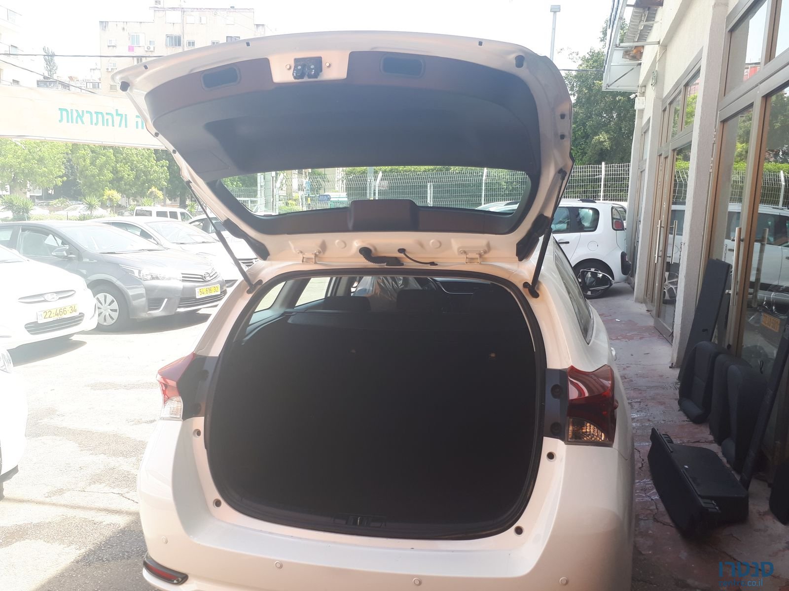 2015' Toyota Auris photo #2