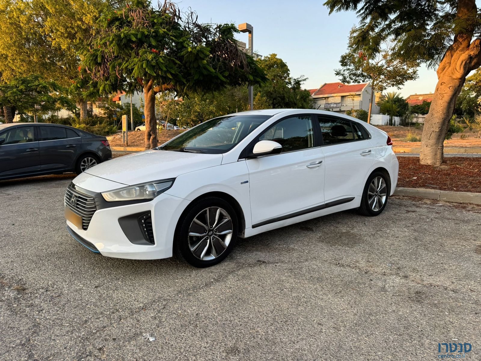 2019' Hyundai Ioniq photo #1