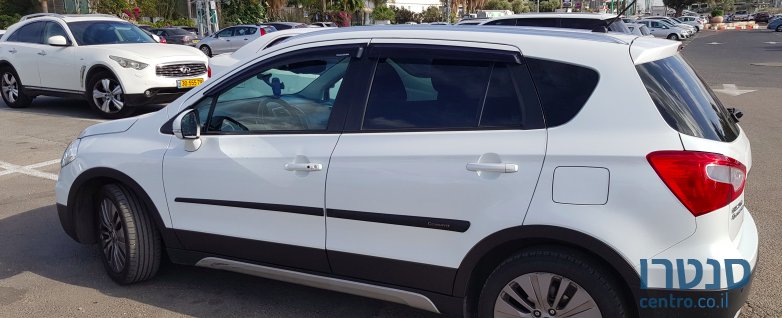 2015' Suzuki SX4 photo #2