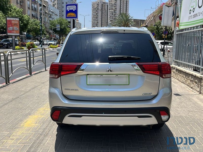 2020' Mitsubishi Outlander photo #5
