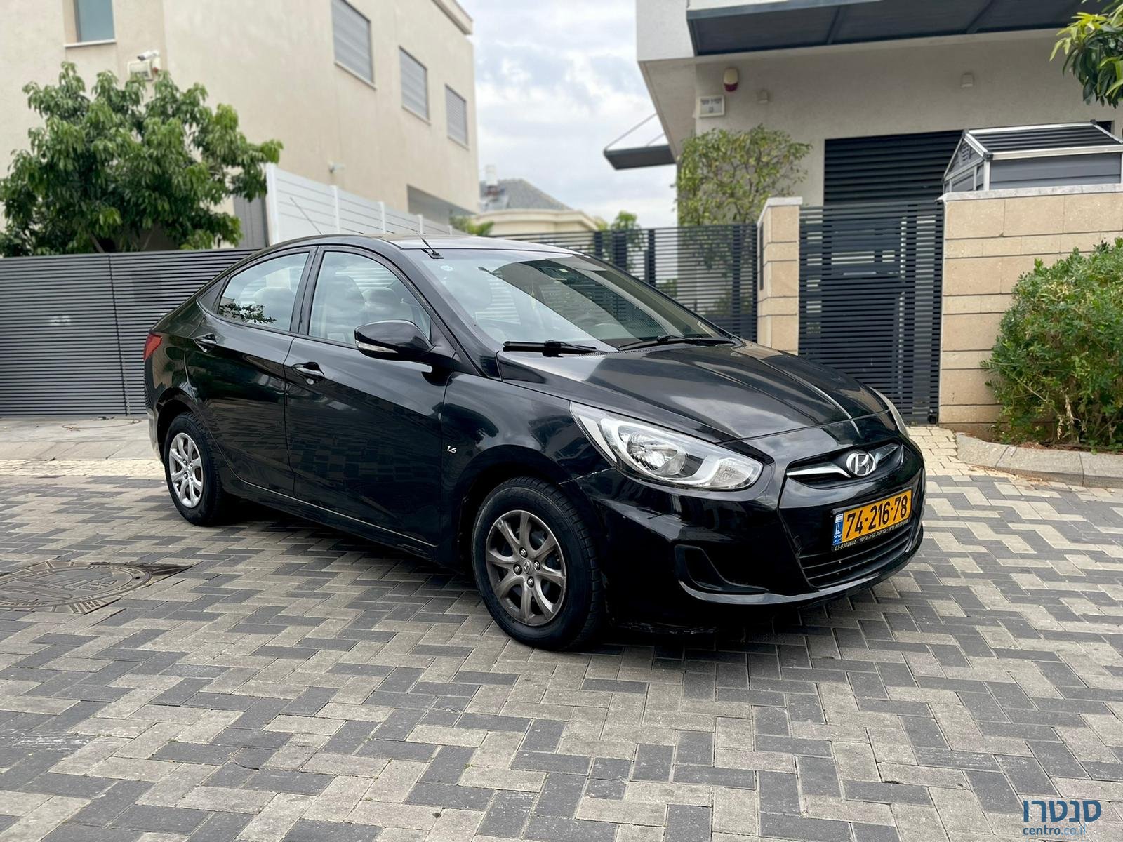 2012' Hyundai i25 photo #1