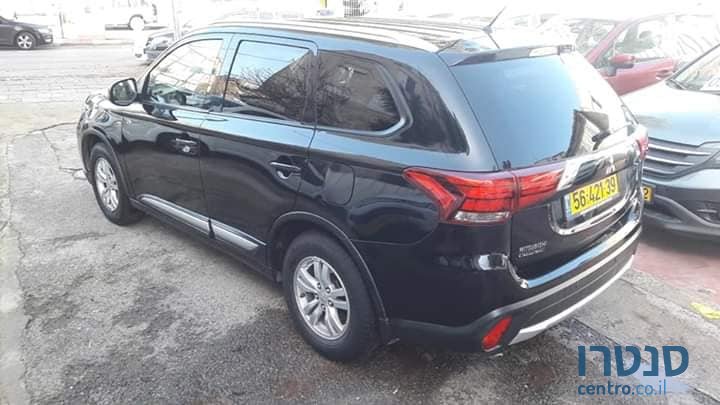 2016' Mitsubishi Outlander photo #2