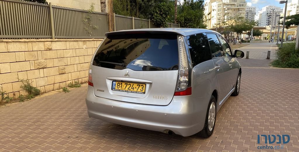 2010' Mitsubishi Grandis מיצובישי גרנדיס photo #5