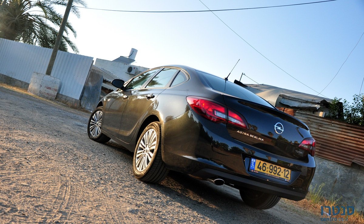 2012' Opel Astra 1.6T automatic Berlina photo #4