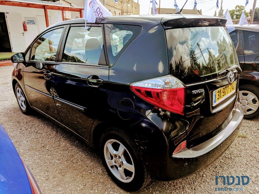 2011' Toyota Yaris Verso photo #4