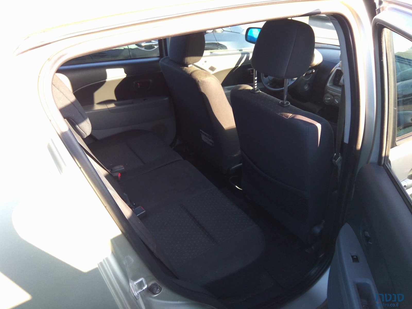 2011' Daihatsu Sirion photo #2