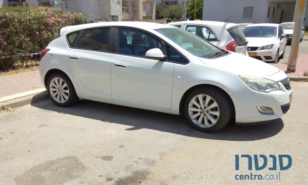 2011' Opel Astra photo #1