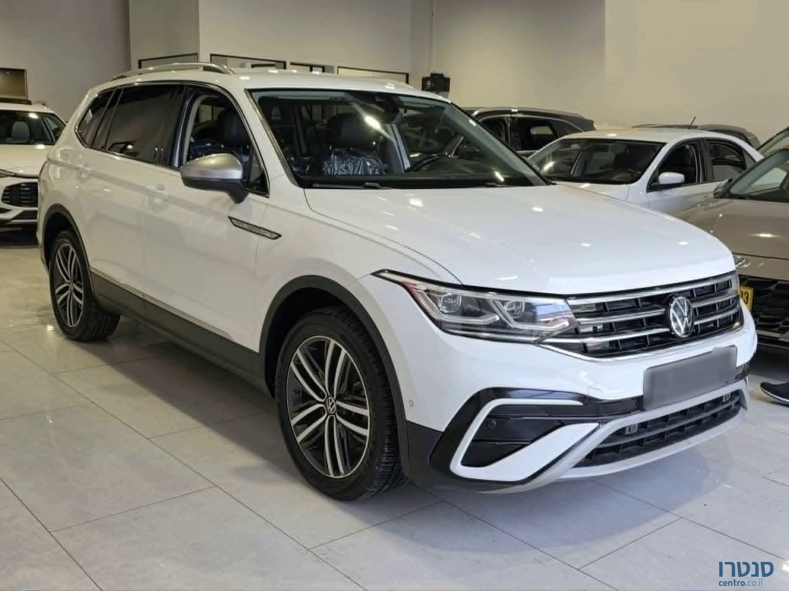 2023' Volkswagen Tiguan photo #2