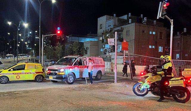 В Иерусалиме мужчина на электровелосипеде сбил пешехода, состояние пострадавшего тяжелое