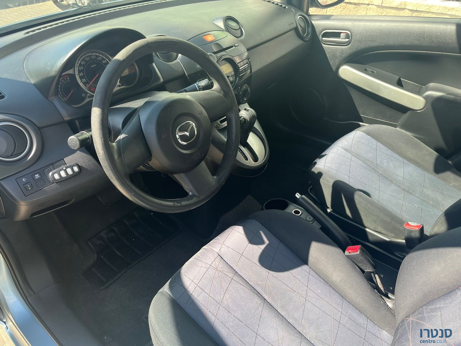 2012' Mazda 2 photo #2