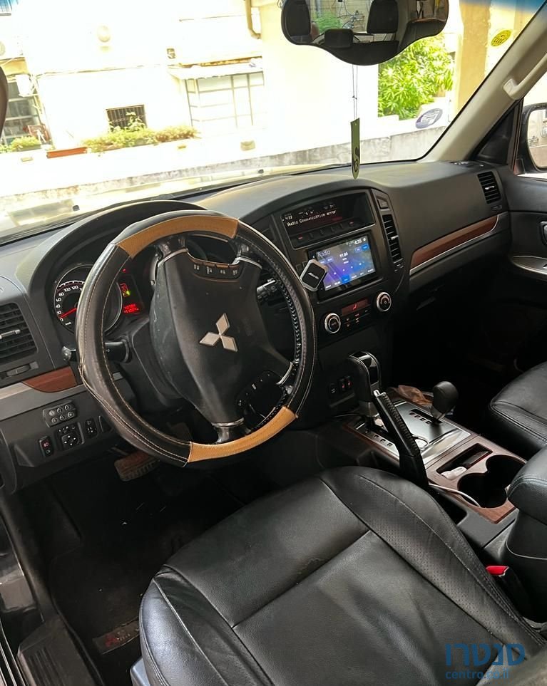 2013' Mitsubishi Pajero מיצובישי פג'רו photo #3