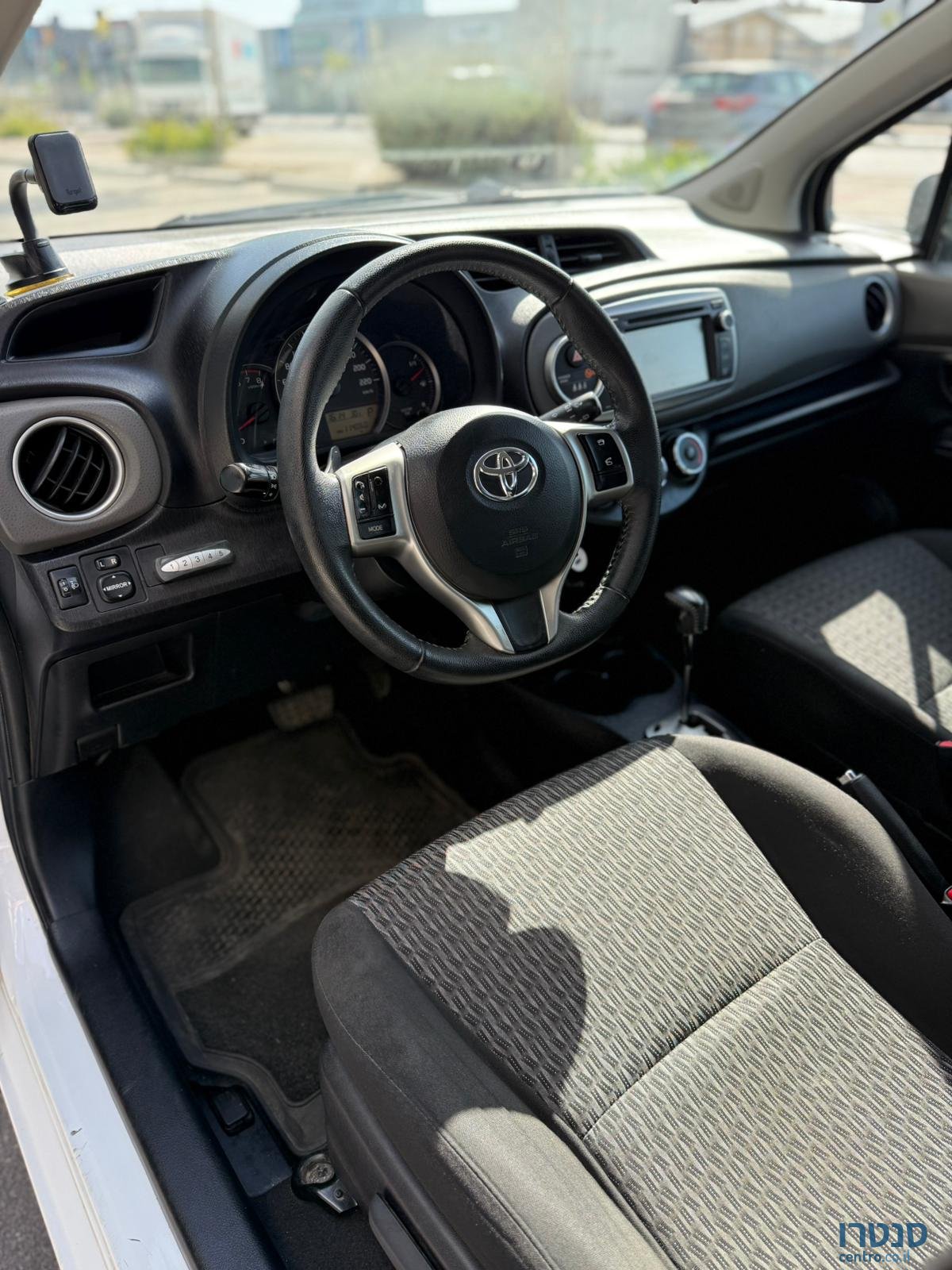 2015' Toyota Yaris photo #3