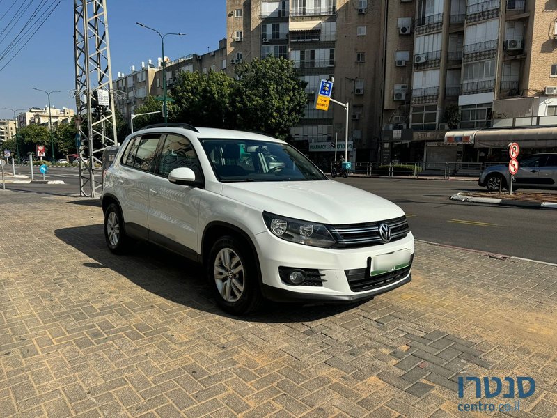 2015' Volkswagen Tiguan photo #6